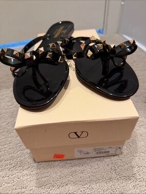 Valentino Black Rockstud Bow Jelly Thong Sandals - Glossy Black